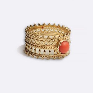 Bague ajourée ornée d'une pierre corail 2